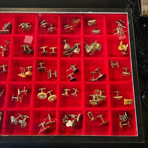 35 pairs of cufflinks, in display box. GUC assorted styles - Picture 12 of 15